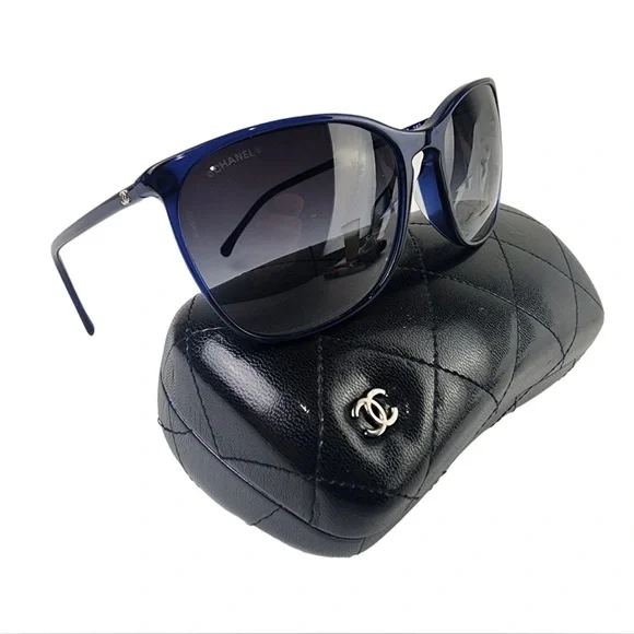 Chanel CC Blue Plastic Frame Wayfarer Sunglasses display picture 1